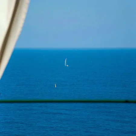 With Private Sea Access In Hébergement de vacances